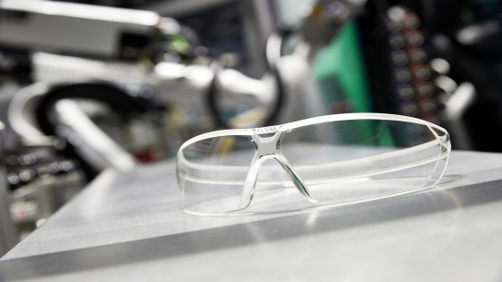 Uvex protective goggles in the latest design, as they come ready to use from the injection moulding machine. The goggles are distributed to care and medical personnel in Germany and Switzerland via official channels.
