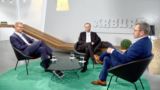 Ninth “arburgXvision” programme on 28 October 2021 (from right): Moderator Guido Marschall and Arburg experts Christian Homp and Christoph Blöchle discussed how the right mould strategy pays off for injection moulding companies.