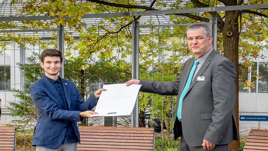 The Arburg Prize 2021 for the best master’s thesis was presented to Dario Pasquale Arcuti (left) by Arburg Training Director Michael Vieth.