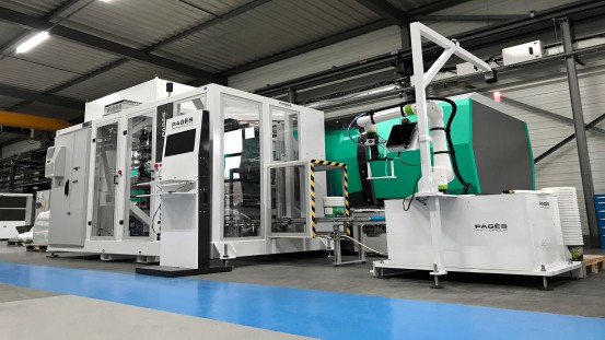 Fully automated injection moulding cell around a hybrid Allrounder 720 H in packaging version.