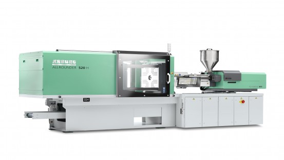 The hybrid Allrounder 520 H on show at the Industry Fair 2022 is equipped with a 32-cavity mould and produces pipette tips in a cycle time of around six seconds.