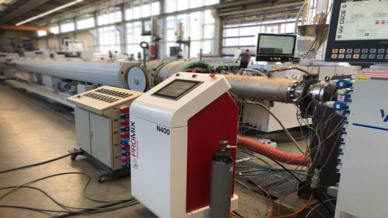 Weber pipe extrusion line equipped with Promix physical foaming system (left) Foamed cable protection tube (right) is using 15 – 26 % less raw material compared to conventional products. This saves costs and adds to more sustainability.