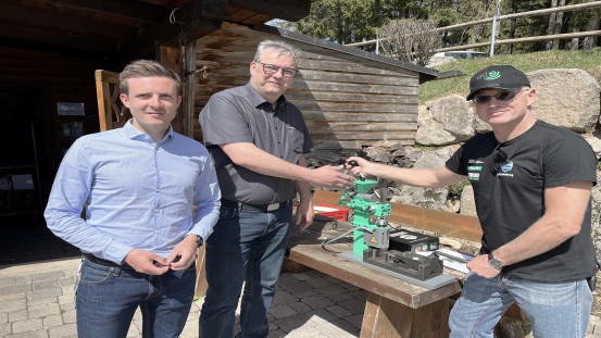 Launch of the “cleandanube” project on 19 April 2022: Arburg team Michael Vieth (Department Manager Apprenticeship, middle) and Bertram Stern (Sustainability Manager, left) present Andreas Fath, the “swimming professor”, with a functional injection moulding machine made by trainees.