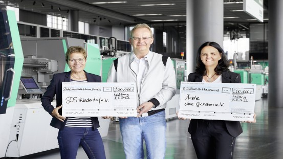 Arburg Managing Partners Renate Keinath, Michael Hehl and Juliane Hehl (from left) with the symbolic “Doctors Without Borders” and “SOS Children’s Villages” cheques.