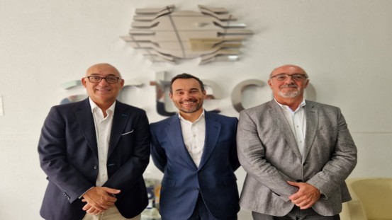 Jaime Martín Juez, Refining and Chemicals executive director at Repsol, with Jorge Ramis and Juan Manuel Erum, founding partners of Acteco, to the left and right of the image, respectively.
