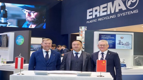 Manfred Hackl (EREMA Group) i Frank Liu (INTCO) podpisali strategiczne partnerstwo na K2022.