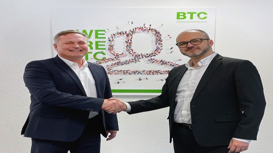 Milan Krumbe, dyrektor generalny Sudarshan Europe (po lewej) i Jose Corral Montilla, dyrektor zarządzający BTC Europe