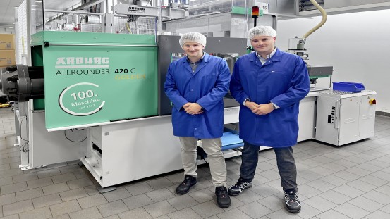 Justus (l.) and Philipp Müller from the management of H&K Müller are happy about the anniversary: The 100th Arburg machine is an Allrounder 420 C Golden Edition.